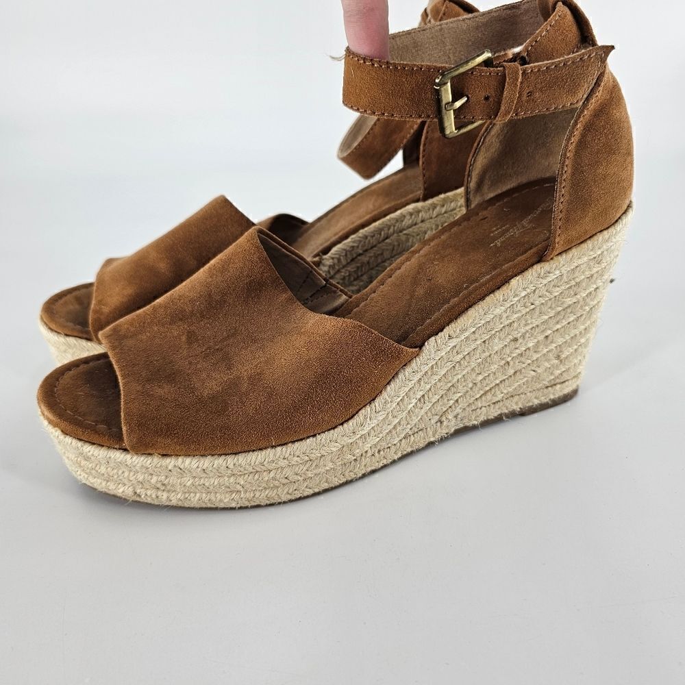 Universal thread 9.5 tan brown wedge sandal shoes espadrille